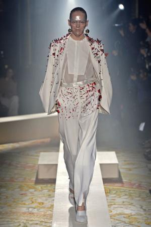 傷まみれのアンダーカバーは痛々しく気持ち良い【2015-16秋冬ウィメンズ】