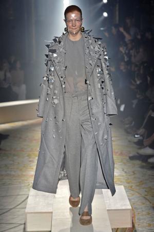 傷まみれのアンダーカバーは痛々しく気持ち良い【2015-16秋冬ウィメンズ】