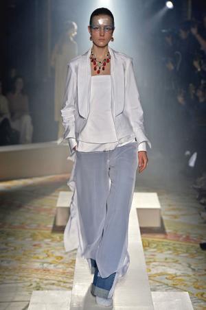 傷まみれのアンダーカバーは痛々しく気持ち良い【2015-16秋冬ウィメンズ】