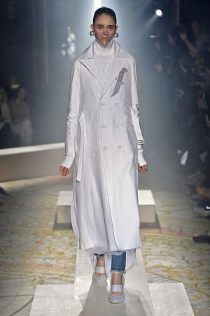 傷まみれのアンダーカバーは痛々しく気持ち良い【2015-16秋冬ウィメンズ】