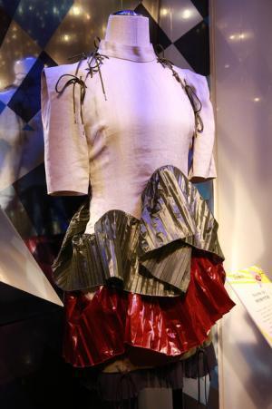 Perfume、新宿伊勢丹でアーカイブ衣装展示や限定アイテム展開。伊勢丹撮影MVも公開