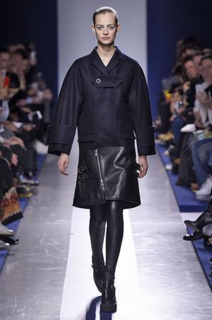 壊して再生し新たなプロモーションを提案するサカイ【2015-16秋冬ウィメンズ】