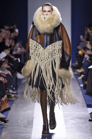 壊して再生し新たなプロモーションを提案するサカイ【2015-16秋冬ウィメンズ】