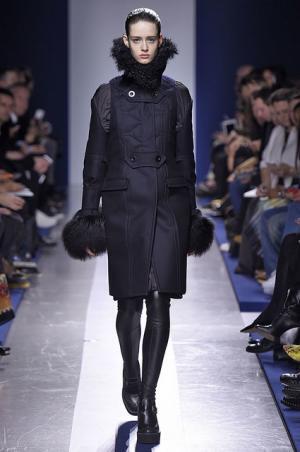 壊して再生し新たなプロモーションを提案するサカイ【2015-16秋冬ウィメンズ】