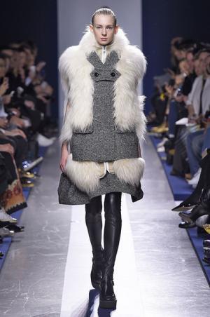 壊して再生し新たなプロモーションを提案するサカイ【2015-16秋冬ウィメンズ】