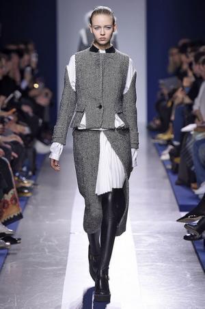 壊して再生し新たなプロモーションを提案するサカイ【2015-16秋冬ウィメンズ】