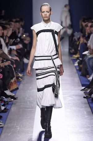 壊して再生し新たなプロモーションを提案するサカイ【2015-16秋冬ウィメンズ】