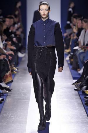 壊して再生し新たなプロモーションを提案するサカイ【2015-16秋冬ウィメンズ】