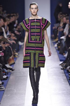 壊して再生し新たなプロモーションを提案するサカイ【2015-16秋冬ウィメンズ】