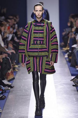 壊して再生し新たなプロモーションを提案するサカイ【2015-16秋冬ウィメンズ】