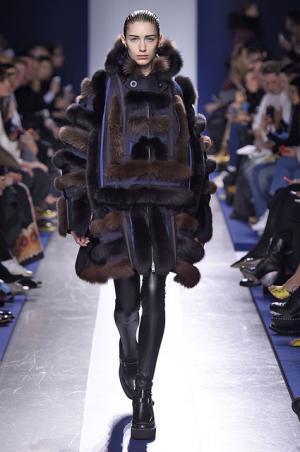 壊して再生し新たなプロモーションを提案するサカイ【2015-16秋冬ウィメンズ】