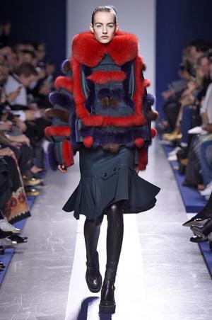 壊して再生し新たなプロモーションを提案するサカイ【2015-16秋冬ウィメンズ】