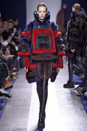 壊して再生し新たなプロモーションを提案するサカイ【2015-16秋冬ウィメンズ】