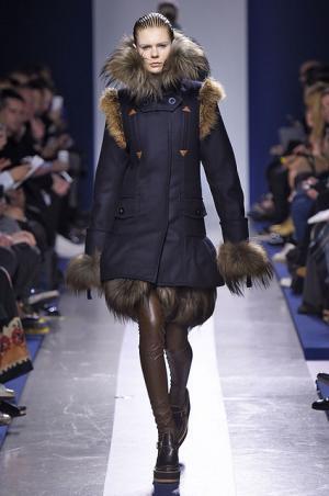 壊して再生し新たなプロモーションを提案するサカイ【2015-16秋冬ウィメンズ】