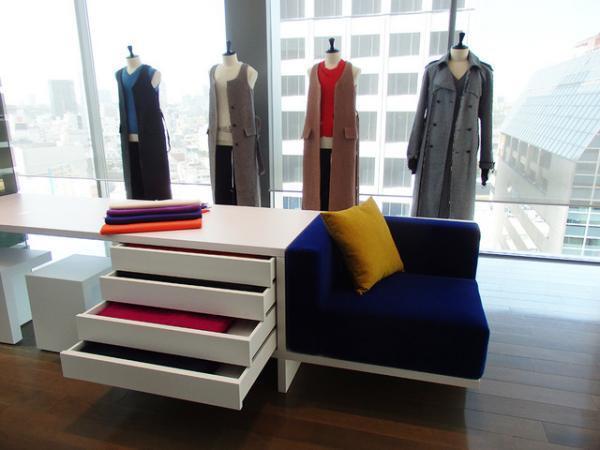 ラフ・シモンズ×テキスタイル「クヴァドラ」コラボ新作が東京で発表。クリエーティブ戦略で日本市場狙う