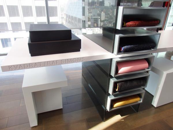 ラフ・シモンズ×テキスタイル「クヴァドラ」コラボ新作が東京で発表。クリエーティブ戦略で日本市場狙う