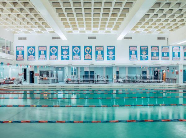 ポール・スミスで建物のプールの魅力に迫る写真展