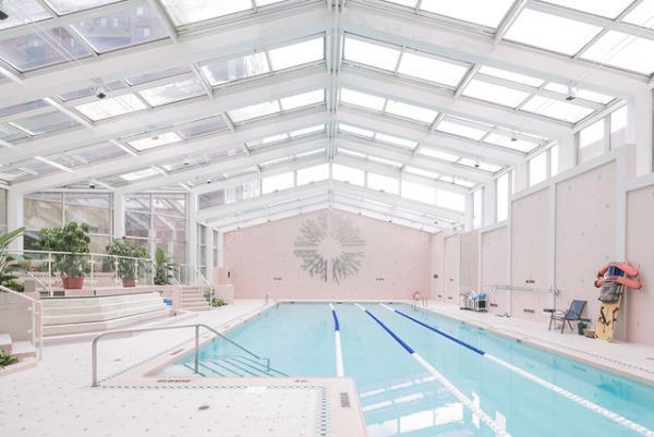 ポール・スミスで建物のプールの魅力に迫る写真展