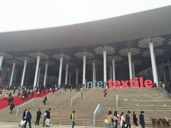 新会場で過去最大の盛況。日本のテキスタイルへ注目集まる【インターテキスタイル上海2015年春1/2】