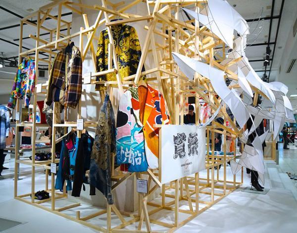 山本寛斎、新宿伊勢丹で“お祭り騒ぎ”！山口壮大と“ジャポニズム“提案。寅壱パンツも