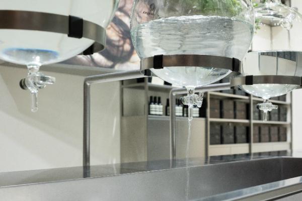 イソップが東京ミッドタウンに出店。トラフ手掛けた“実験室”的空間