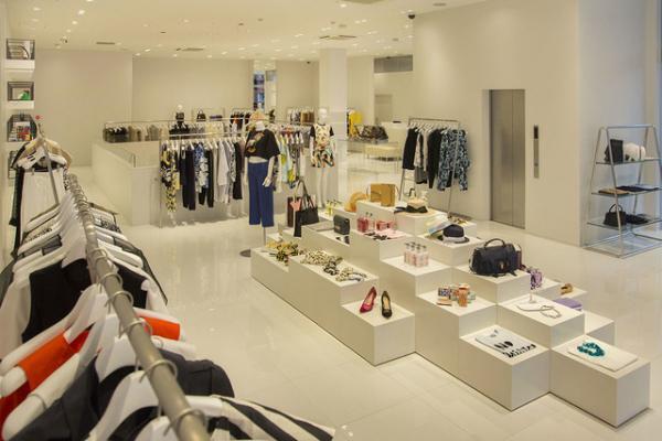 巨大時計が時を刻むヴィアバス新ショップ“自分のための時間や人生を楽しんでほしい”ランドマークオープン