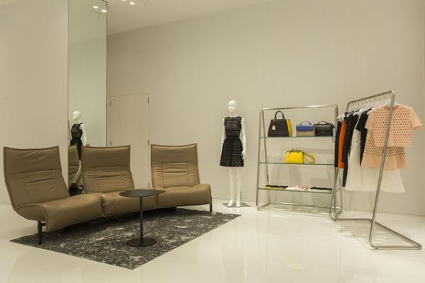 巨大時計が時を刻むヴィアバス新ショップ“自分のための時間や人生を楽しんでほしい”ランドマークオープン