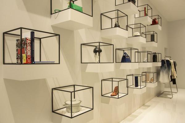 巨大時計が時を刻むヴィアバス新ショップ“自分のための時間や人生を楽しんでほしい”ランドマークオープン