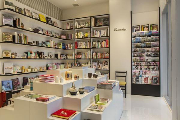 巨大時計が時を刻むヴィアバス新ショップ“自分のための時間や人生を楽しんでほしい”ランドマークオープン