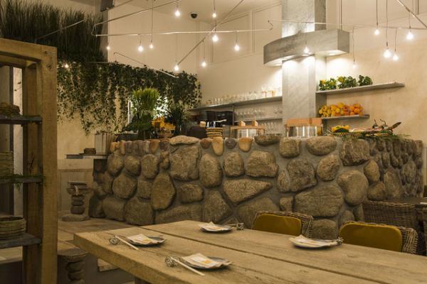 巨大時計が時を刻むヴィアバス新ショップ“自分のための時間や人生を楽しんでほしい”ランドマークオープン