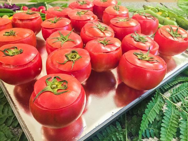 巨大時計が時を刻むヴィアバス新ショップ“自分のための時間や人生を楽しんでほしい”ランドマークオープン