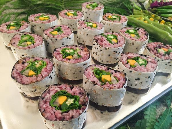 巨大時計が時を刻むヴィアバス新ショップ“自分のための時間や人生を楽しんでほしい”ランドマークオープン