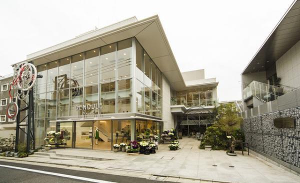 巨大時計が時を刻むヴィアバス新ショップ“自分のための時間や人生を楽しんでほしい”ランドマークオープン