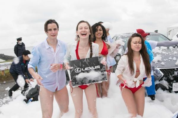 レクサスのCM世界実現、日本初“泡まみれ”ランニングイベントに2万人狂喜！