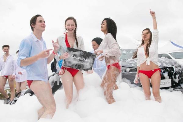 レクサスのCM世界実現、日本初“泡まみれ”ランニングイベントに2万人狂喜！