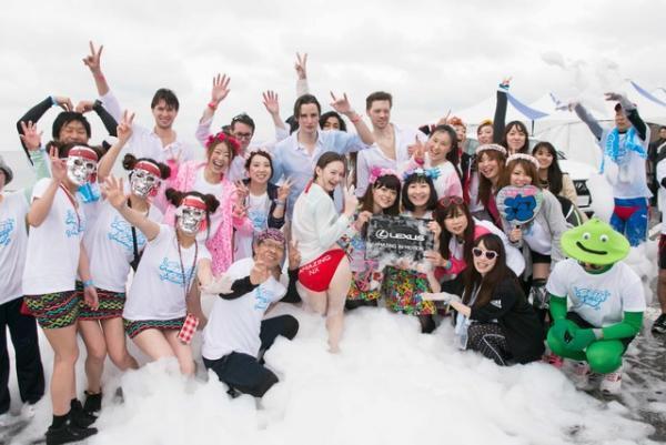 レクサスのCM世界実現、日本初“泡まみれ”ランニングイベントに2万人狂喜！