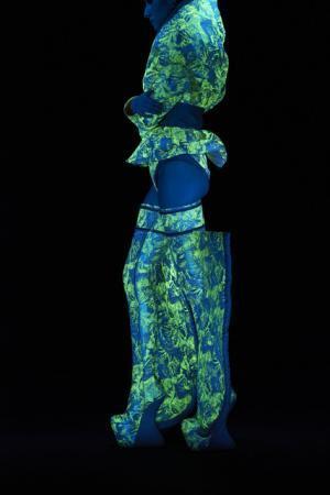 グッチ、スプツニ子！による「光るシルク」のアート展、ブランドのアイコン「フローラ」の未来を考える