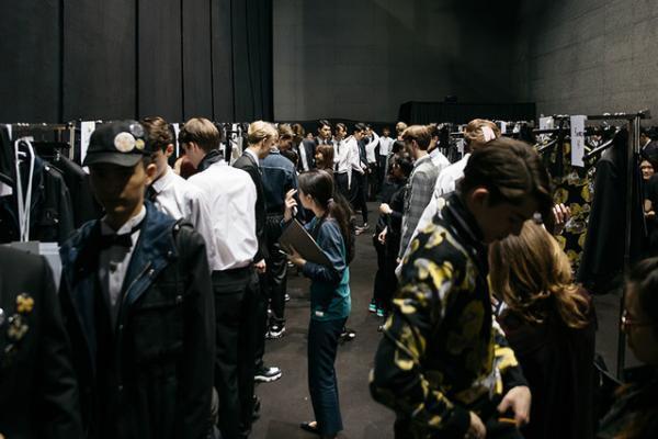 ディオールオム、中国で2015-16秋冬コレクションショー再現！