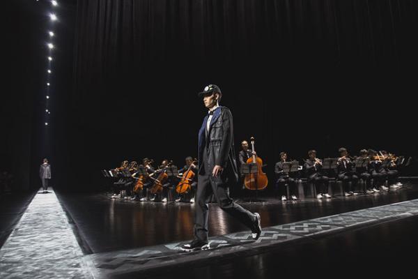 ディオールオム、中国で2015-16秋冬コレクションショー再現！