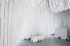 COS、無数の布が揺れる純白の洞窟をミラノサローネに出展