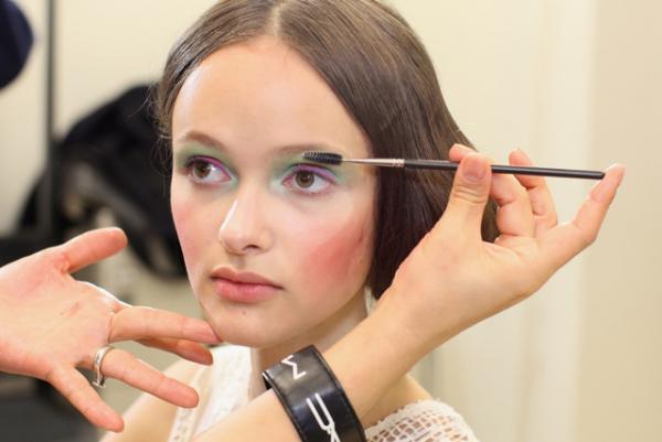 パステルカラーで70'sを楽しむ、ヨハン・クーのハッピーメイク