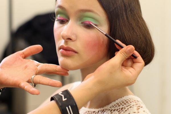 パステルカラーで70'sを楽しむ、ヨハン・クーのハッピーメイク