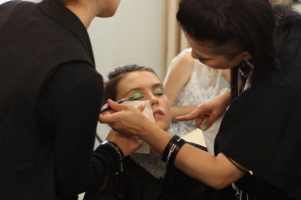 パステルカラーで70'sを楽しむ、ヨハン・クーのハッピーメイク