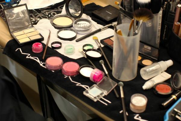 パステルカラーで70'sを楽しむ、ヨハン・クーのハッピーメイク