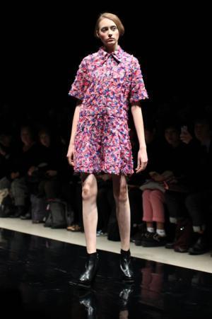 パステルカラーで70'sを楽しむ、ヨハン・クーのハッピーメイク