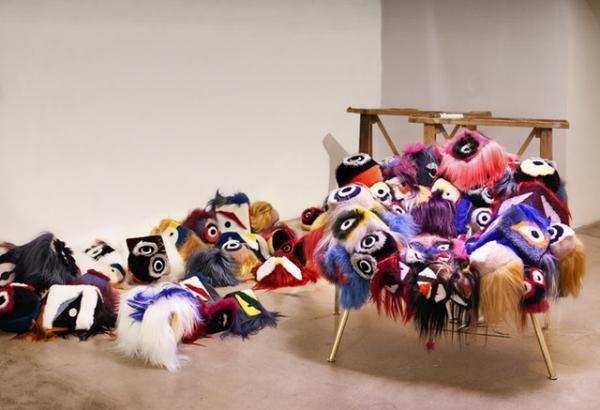 フェンディ「バッグ バグズ」がアームチェアに変身。ミラノサローネに芸術家とのコラボアートを出展