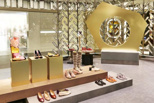 シャネルが新宿伊勢丹でシューズ限定のポップアップ。アーティストのアトリエをイメージ