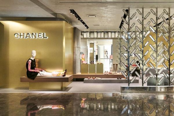 シャネルが新宿伊勢丹でシューズ限定のポップアップ。アーティストのアトリエをイメージ