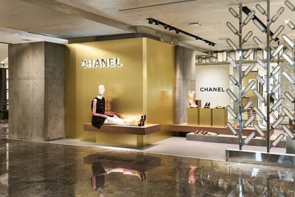 シャネルが新宿伊勢丹でシューズ限定のポップアップ。アーティストのアトリエをイメージ