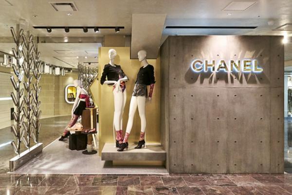 シャネルが新宿伊勢丹でシューズ限定のポップアップ。アーティストのアトリエをイメージ